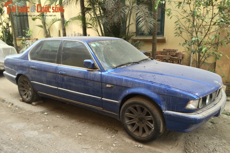 Xe sang BMW 730i phu bui, “bo xo” o via he Ha Noi